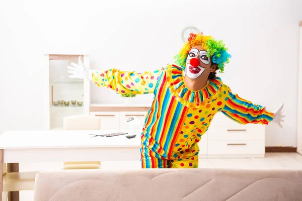 Palhaço macho se preparando para a perfomance em casa — Fotografia de Stock