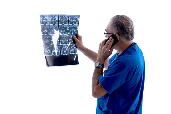 Beyaz sakallı yaşlı doktor radyolog klinikte çalışan — Stok fotoğraf