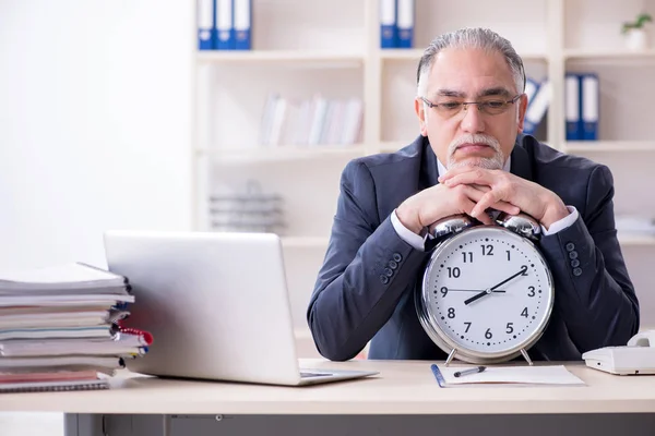 Witte baard oude zakenman werknemer ongelukkig met buitensporige wo — Stockfoto