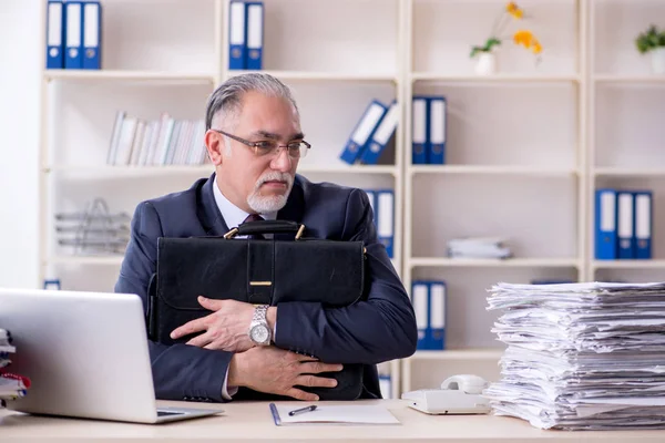 Blanco barbudo viejo empresario empleado infeliz con excesivo wo — Foto de Stock