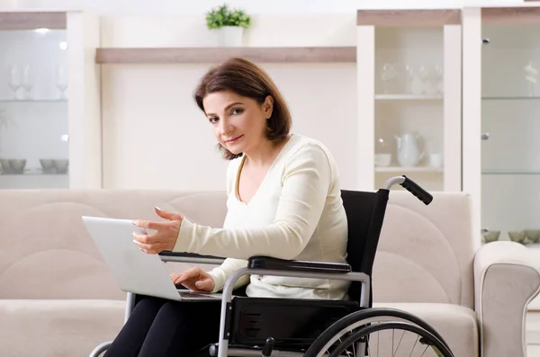 Femme en fauteuil roulant à la maison — Photo