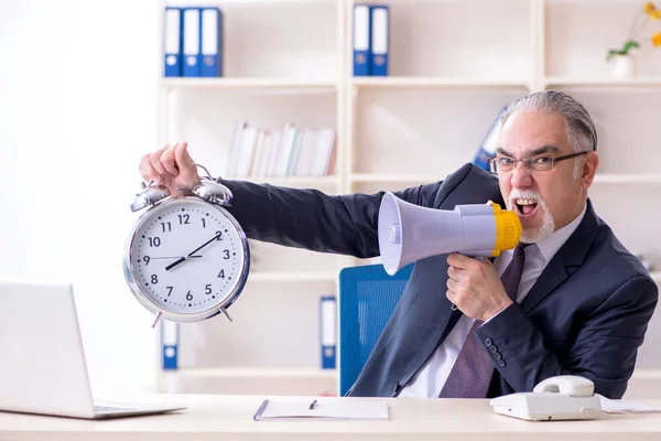 Weiße bärtige alte Geschäftsmann Mitarbeiter unglücklich mit exzessiven — Stockfoto