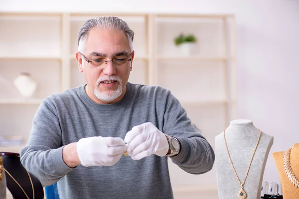 Bianco barbuto vecchio gioielliere in officina — Foto Stock