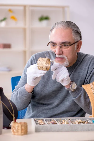 Weißbärtiger alter Juwelier in Werkstatt — Stockfoto