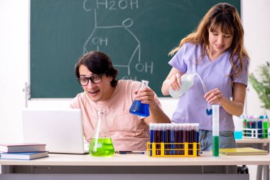 İki kimyagerler Öğrenciler sınıfta 