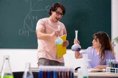 İki kimyagerler Öğrenciler sınıfta 