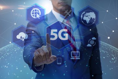 5g Internet kavramı düğmelere basarak işadamı ile