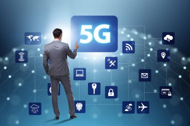5g Internet kavramı düğmelere basarak işadamı ile