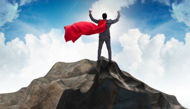 Süper kahraman işadamı dağın zirvesinde