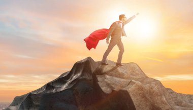 Süper kahraman işadamı dağın zirvesinde