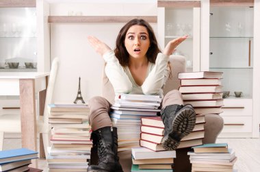 Evde sınava hazırlanan genç bir kız öğrenci. 