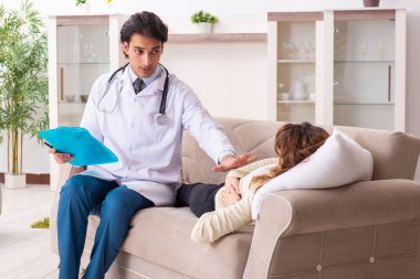 Genç, yakışıklı doktor, kadın hastayı evinde ziyaret ediyor. 
