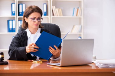 Adliyede çalışan orta yaşlı kadın doktor 