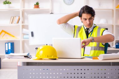 Ofiste çalışan erkek inşaat mühendisi 