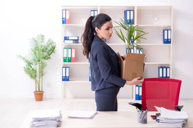 Genç kadın işçiye onu işten ateş olmak