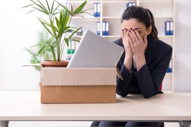 Genç kadın işçiye onu işten ateş olmak