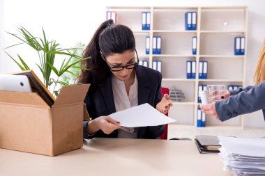 Genç kadın işçiye onu işten ateş olmak