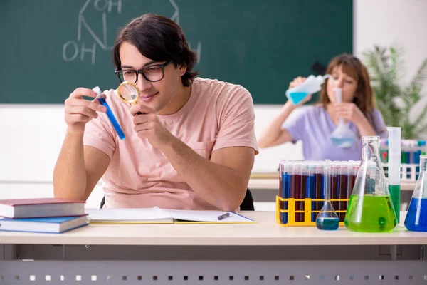 Dois estudantes de química em sala de aula — Fotografia de Stock