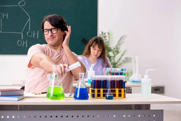 Dos estudiantes de química en el aula —  Fotos de Stock