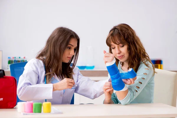 Médico feminino traumatologista curativo paciente feminino — Fotografia de Stock