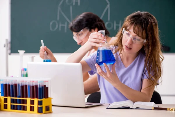 Dos estudiantes de química en el aula —  Fotos de Stock