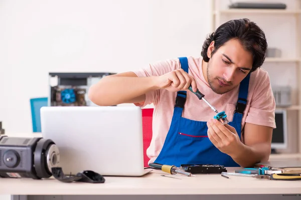 Jeune entrepreneur masculin réparer l'ordinateur — Photo