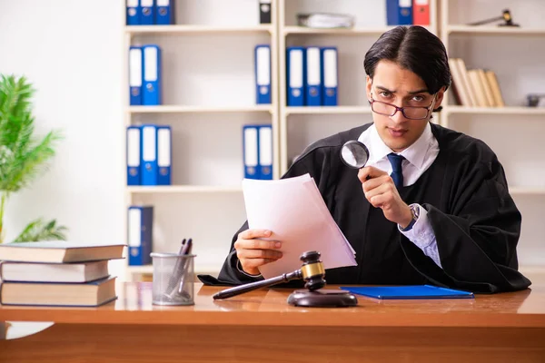 Jonge knappe rechter in de rechtbank — Stockfoto