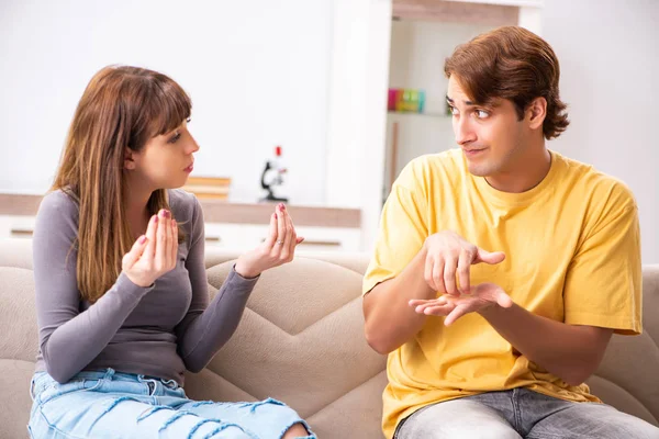 Mujer y hombre aprendiendo lenguaje de señas — Foto de Stock