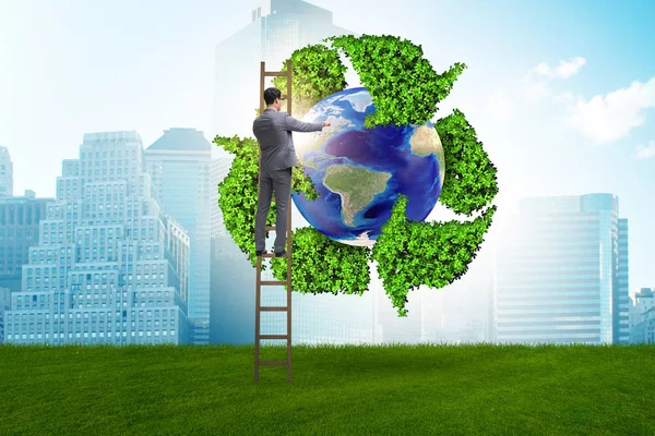 Empresario en el reciclaje de concepto ecológico — Foto de Stock