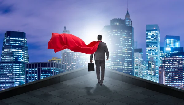 Супергерой бизнесмен на вершине здания — стоковое фото