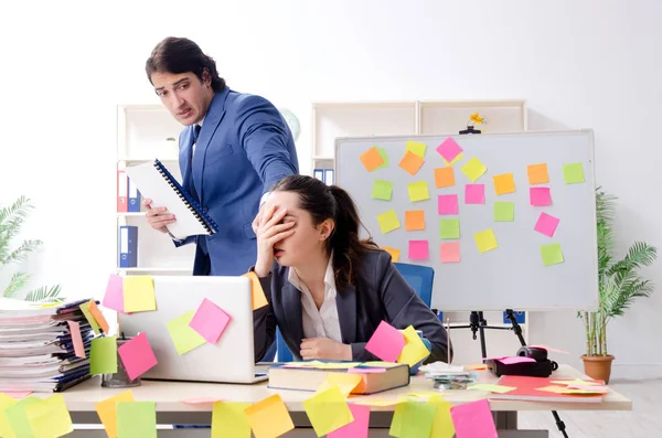 Dos colegas empleados que trabajan en la oficina — Foto de Stock