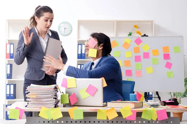 Dos colegas empleados que trabajan en la oficina — Foto de Stock