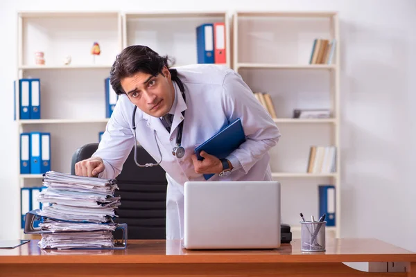 Klinikte çalışan yakışıklı genç bir doktor. — Stok fotoğraf