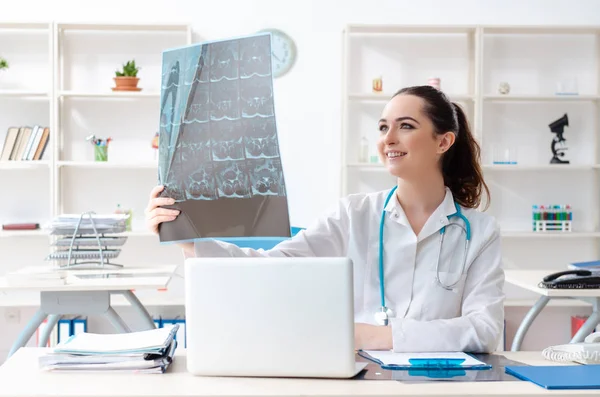 Ung kvinnlig läkare radiolog arbetar på kliniken — Stockfoto