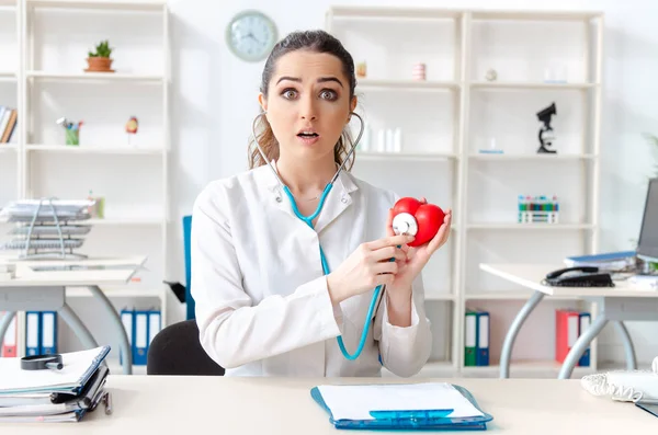 Young female doctor cardiologist working in the clinic — Stock Photo, Image