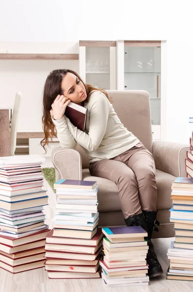 Giovane studentessa che si prepara per gli esami a casa — Foto Stock