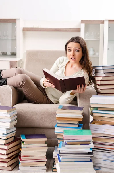 Junge Studentin bereitet sich zu Hause auf Prüfungen vor — Stockfoto