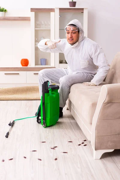Joven contratista profesional haciendo control de plagas en piso — Foto de Stock