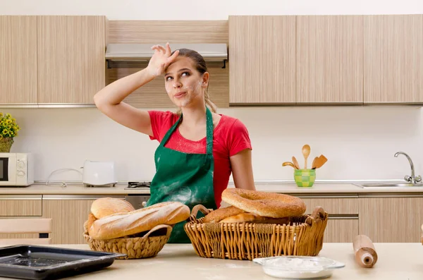 Jovem padeiro do sexo feminino trabalhando na cozinha — Fotografia de Stock