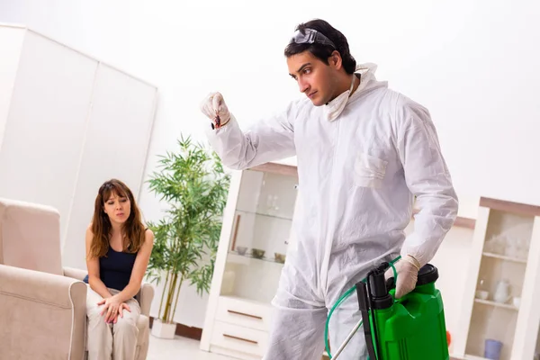 Young professional contractor doing pest control at flat — Stock Photo, Image
