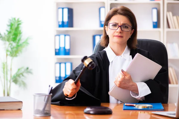 Middelbare leeftijd vrouwelijke arts werkzaam in het gerechtsgebouw — Stockfoto