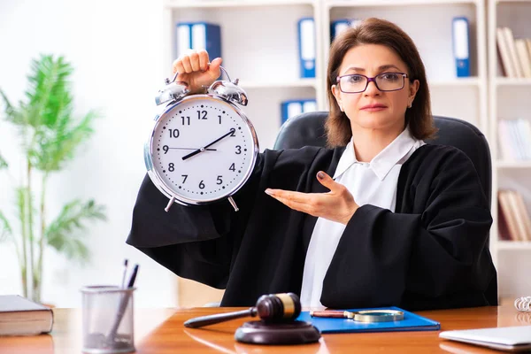 Médico de mediana edad que trabaja en el juzgado —  Fotos de Stock