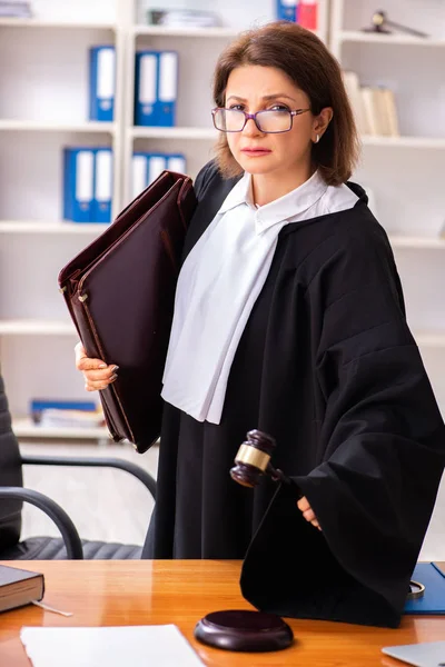 Middelbare leeftijd vrouwelijke arts werkzaam in het gerechtsgebouw — Stockfoto