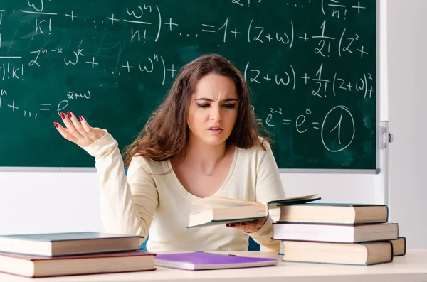 Junge Mathelehrerin vor der Tafel — Stockfoto