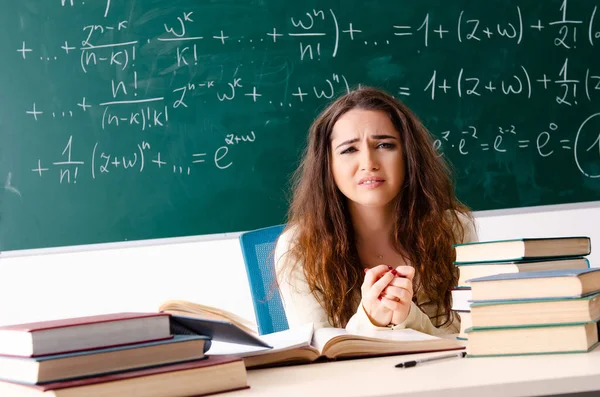 Junge Mathelehrerin vor der Tafel — Stockfoto