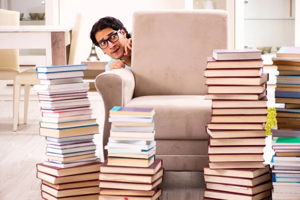 Student mit vielen Büchern zu Hause — Stockfoto