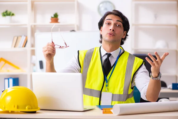Ingegnere edile maschile che lavora in ufficio — Foto Stock