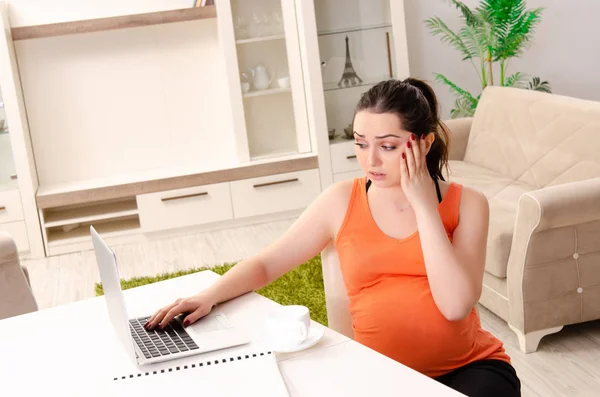 Young pregnant woman working at home — Stock Photo, Image