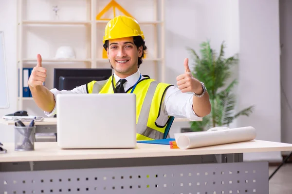 Ingénieur construction homme travaillant dans le bureau — Photo