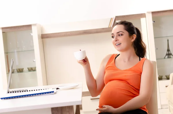 Młoda kobieta w ciąży, pracy w domu — Zdjęcie stockowe